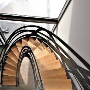 Wendeltreppe mit parabelförmigem Grundriss