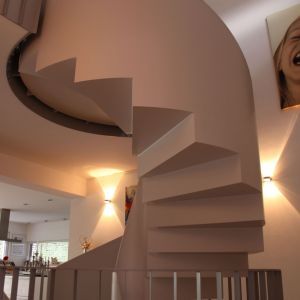 Wendeltreppe mit Geländerwangen, unten abgetreppt