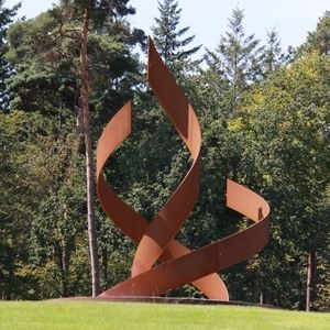 Stahlplastik in der Stadt