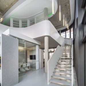 Treppe und Brüstung mit geländerhohen Wangen